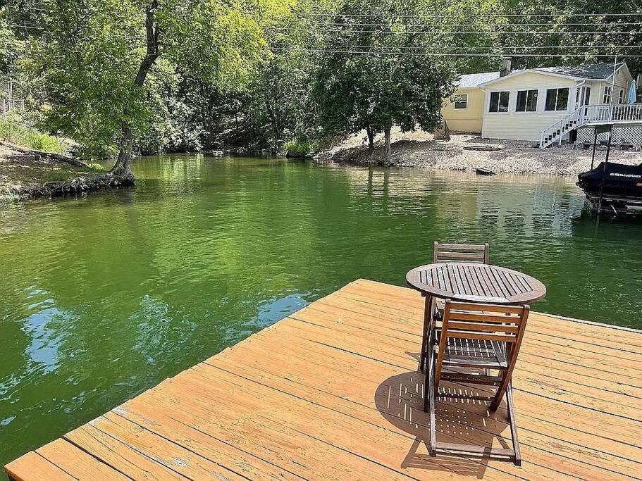 Lakefront Cottage In Secluded Cove Sunrise Beach Esterno foto